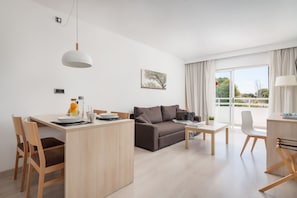 Standard-Apartment, Balkon, Gartenblick | Wohnzimmer | 32-Zoll-Flachbildfernseher mit Satellitenempfang, Fernseher