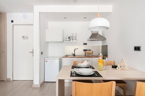 Standard-Apartment, Balkon, Gartenblick | Eigene Küche | Mini-Kühlschrank, Mikrowelle, Herdplatte
