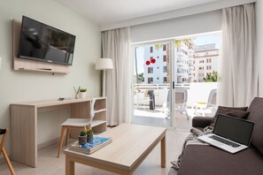 Superior-Apartment, Terrasse, Poolblick | Wohnbereich