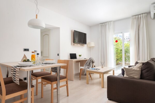 Two-bedroom apartment | Living area | 32-inch flat-screen TV with satellite channels, TV