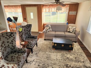 Smart TV, caminetto, libri