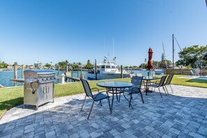 Outdoor dining - Johns Pass Studio 3 Fisherman's Cove & Cottages Studio 3 (Madeira Beach)