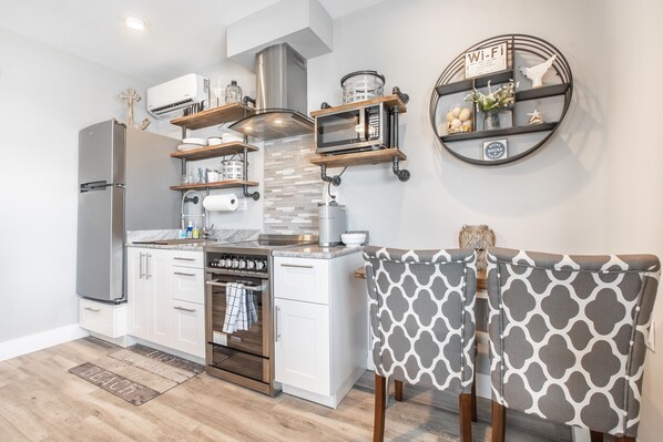 Refrigerador, microondas, horno y parrilla de estufa