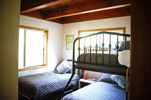 3 camere, una scrivania, ferro/asse da stiro, culla da viaggio