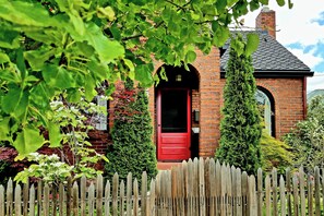 Exterior - Ski, Shop & Explore: Walkable Midtown Reno Oasis! (Reno)