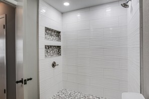 Combined shower/bathtub, towels, toilet paper - Moonshine Cove (Horseshoe Bay)