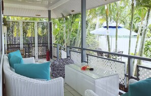 Property grounds - Charming houses with private beach and seaside pool (MOOREA)