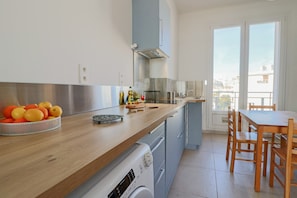 Frigorifero, microonde, forno, piano cottura