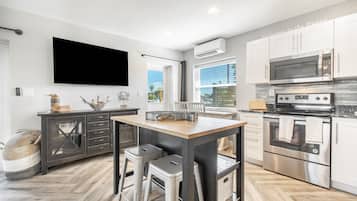 Een koelkast, een magnetron, een oven, een kookplaat