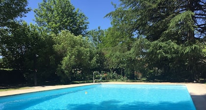 2-person house with heated pool in Martel (Lot)