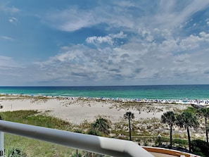 Ein Strand mit freiem Blick auf das Meer und einem Sandufer.