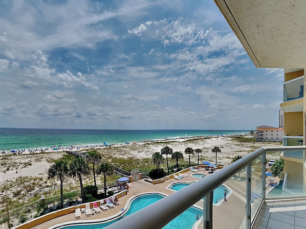 Ein Resort mit Poolbereich, Zugang zum Strand und Meerblick.