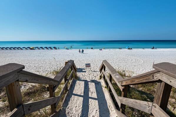 在海滩、沙滩椅、沙滩毛巾