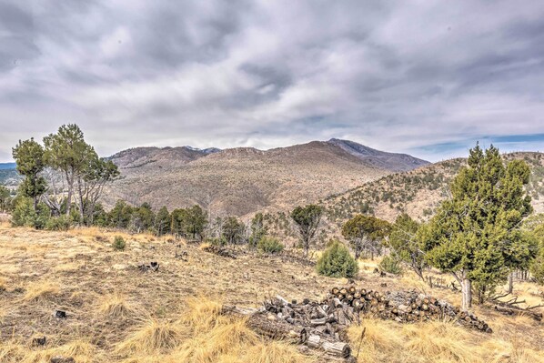 A mountainous landscape with dry grass and scattered trees. - Alto Cabin w/ Stunning Views, Hot Tub + Sauna! (Alto)