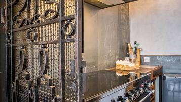 Réfrigérateur, micro-ondes, four, plaque de cuisson