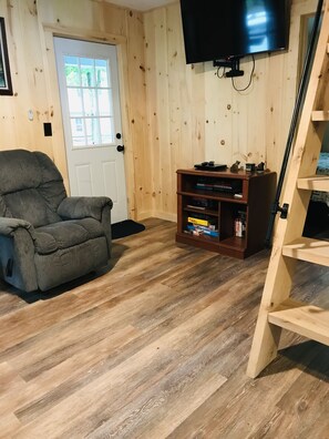 Living area - CABIN #3 WITH LAKE VIEW AT HIGGINS LAKE - TRUE NORTH CABIN RENTALS (Roscommon)