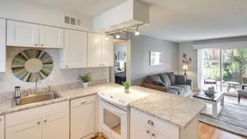 Fridge, microwave, stovetop, dishwasher