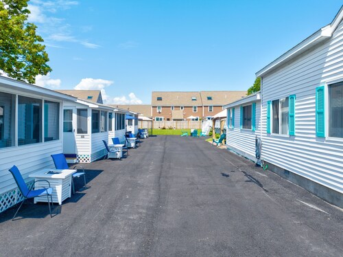 Seashell Cottages/JK Rentals - Cottage 1, 2 full beds, 1 twin