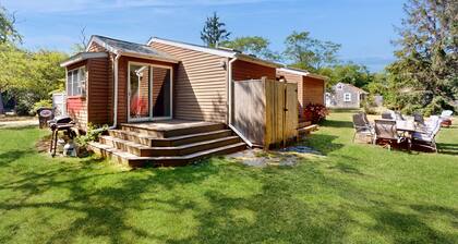 Charming dog-friendly home with large yard & WiFi - walk to beach & Great Pond