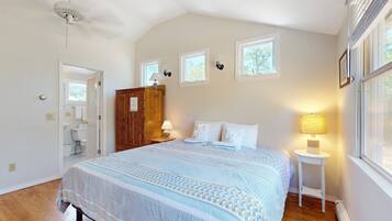 3 bedrooms, iron/ironing board, internet, bed sheets