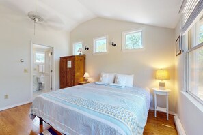 3 bedrooms, iron/ironing board, internet, bed sheets - Charming dog-friendly home with large yard & WiFi - walk to beach & Great Pond (Eastham)