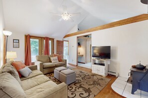 TV, books - Charming dog-friendly home with large yard & WiFi - walk to beach & Great Pond (Eastham)