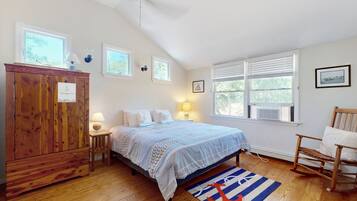 3 bedrooms, iron/ironing board, internet, bed sheets