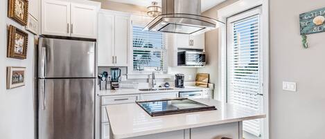 Réfrigérateur, micro-ondes, four, plaque de cuisson