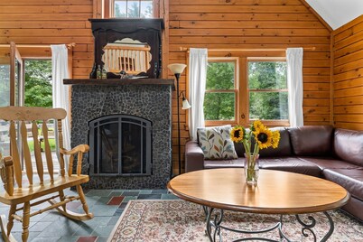 Log Cabin - Dog Friendly, Near Disc Golf & Hiking