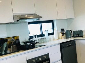 Kühlschrank, Mikrowelle, Ofen, Herdplatte