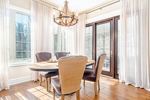 Dining - Classic home w/ private hot tub, sauna, & outdoor fireplace - 350 feet to beach (New Buffalo)