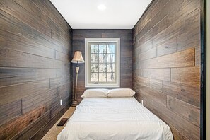 6 bedrooms, iron/ironing board, Internet, bed sheets