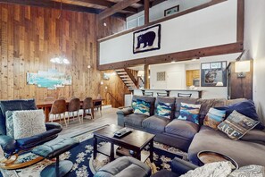 TV, caminetto, libri