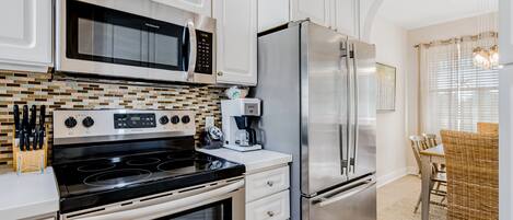 Kühlschrank, Mikrowelle, Ofen, Herdplatte