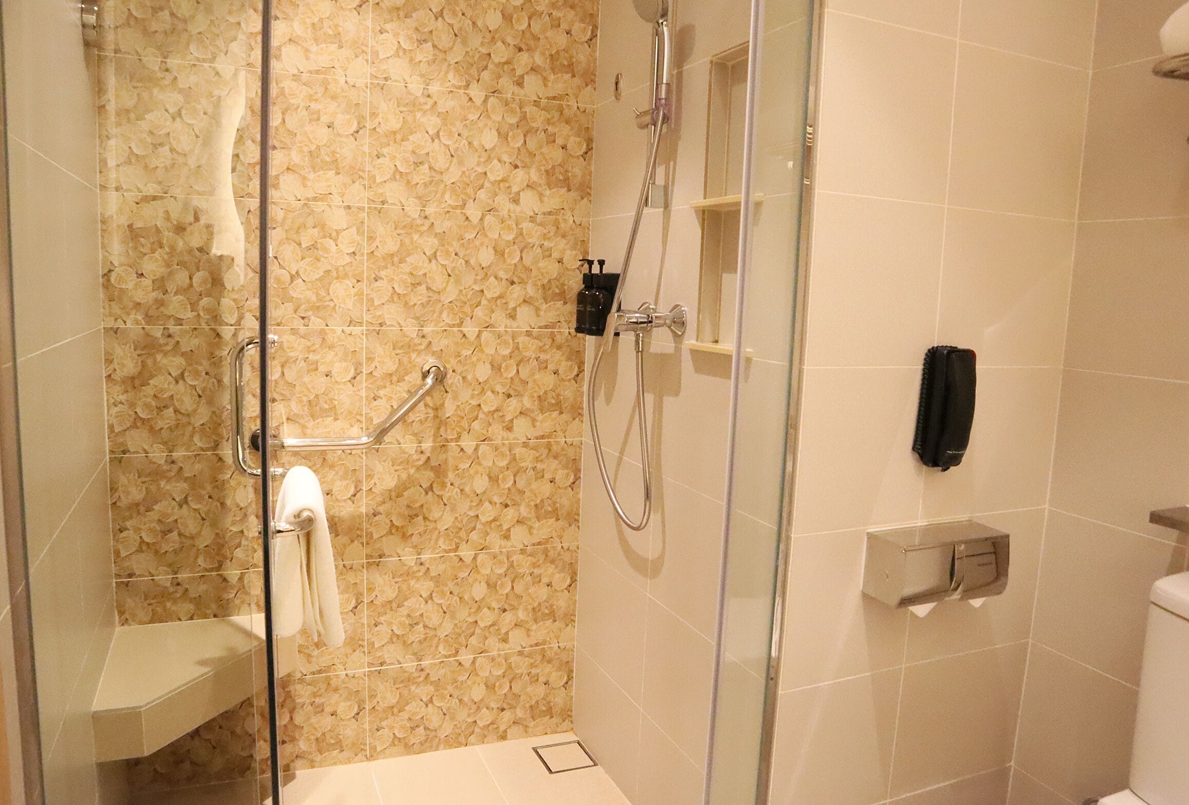 shower, rainfall showerhead, free toiletries, hair dryer