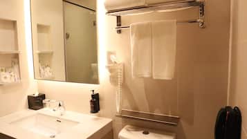 Shower, rainfall showerhead, free toiletries, hair dryer