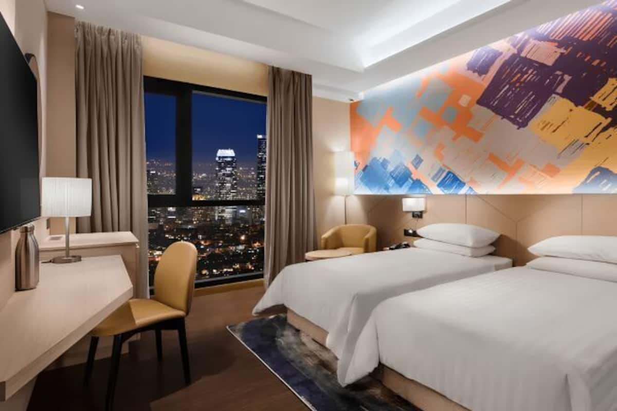 Caja de seguridad en la habitación y escritorio