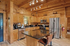 Microwave, dishwasher, coffee/tea maker, cookware/dishes/utensils - 5 bdrm MT view, 10 mins DT,Hot Tub (Gatlinburg)