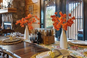 Dining - 5 bdrm MT view, 10 mins DT,Hot Tub (Gatlinburg)