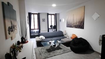 TV connectée, jeux vidéo, lecteur de DVD, livres