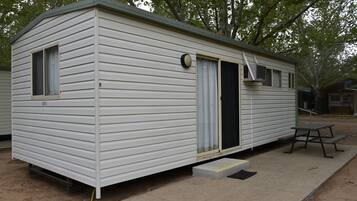 كابينة بتجهيزات أساسية | مكتب وملاءات أسرّة