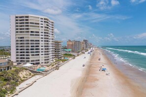 En la playa, camastros y toallas de playa 