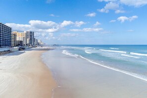 Sulla spiaggia, lettini da mare, teli da spiaggia