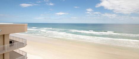 På stranden, solsenger og strandhåndklær