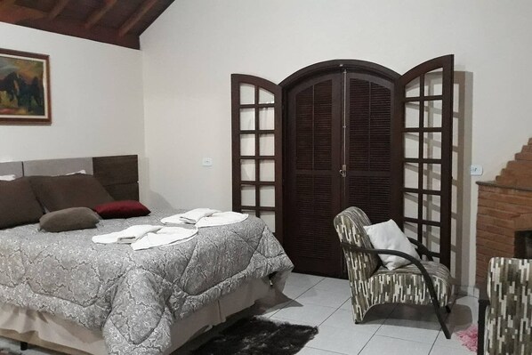 2 bedrooms, WiFi, bed sheets - Chalet 9km Gonçalves- Costas Neighborhood (Paraisopolis)
