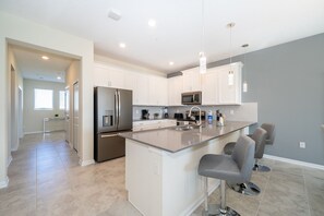 Fridge, microwave, oven, stovetop - LC815 Champions Gate Condo 3Bedrooms 2Bathrooms Free Waterpark (Kissimmee)