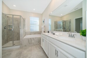 Bathtub, hair dryer, towels - LC815 Champions Gate Condo 3Bedrooms 2Bathrooms Free Waterpark (Kissimmee)