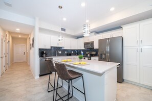 冰箱、微波炉、烤箱、炉灶