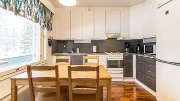 Fridge, microwave, dishwasher, cookware/dishes/utensils