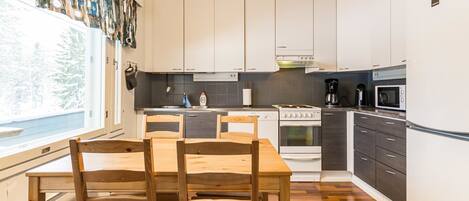 Kjøleskap, mikrobølgeovn, oppvaskmaskin og kjøkkenutstyr